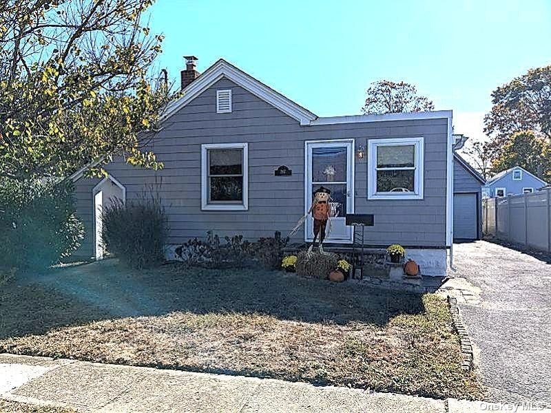 207 E Santa Barbara Road, Lindenhurst, New York image 1