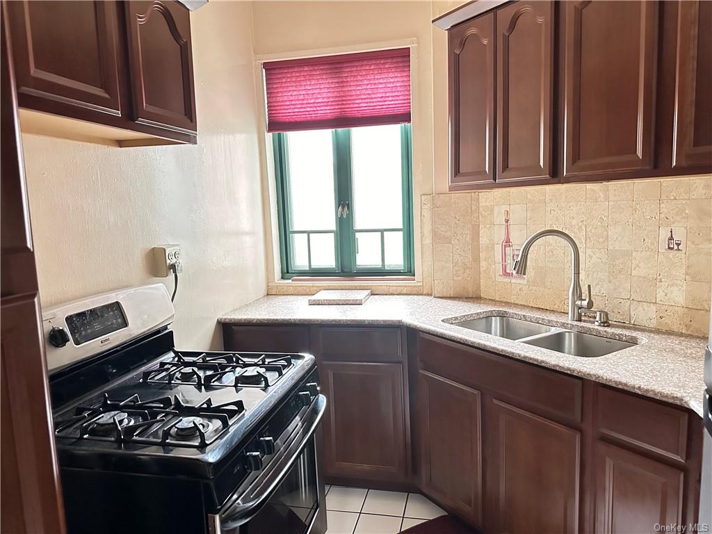 Rental Property at 2200 E Tremont Avenue 6H, Bronx, New York - Bedrooms: 2 
Bathrooms: 1 
Rooms: 4  - $2,950 MO.