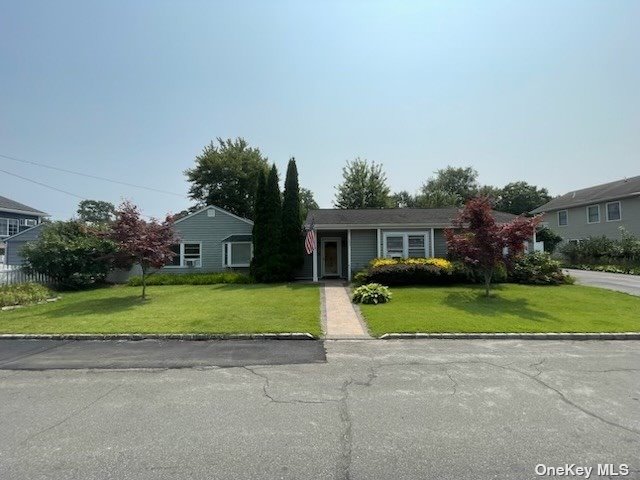 View Lindenhurst, NY 11757 property