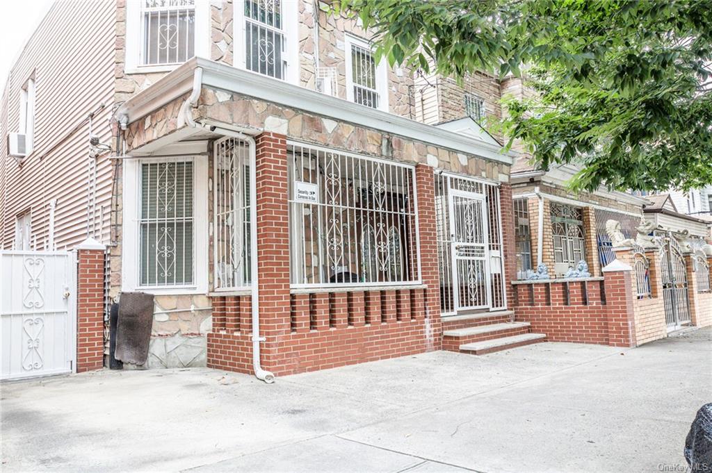 4433 Park Avenue, Bronx, New York - 7 Bedrooms  
3 Bathrooms - 