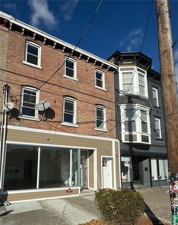 Rental Property at 370 Broadway 1, Newburgh, New York - Bedrooms: 2 
Bathrooms: 1 
Rooms: 4  - $2,500 MO.