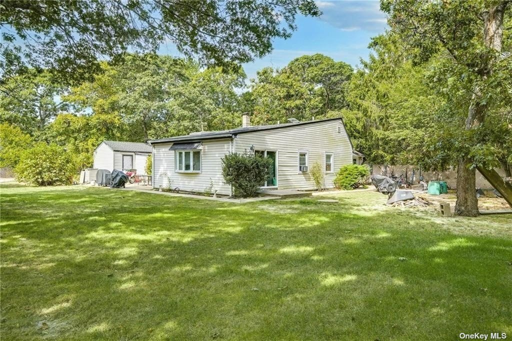 16 Lynn Court, Hampton Bays, New York image 10