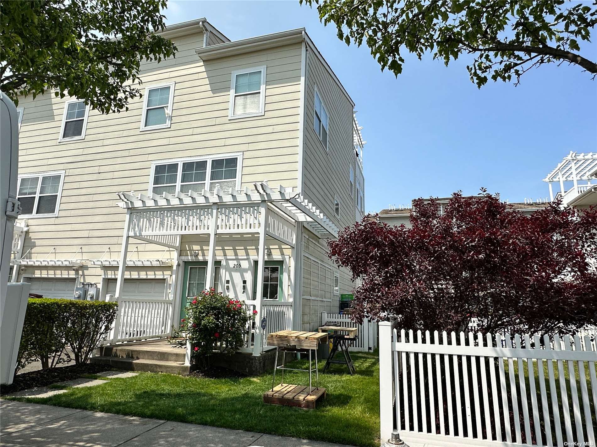 205 Aquatic Place, Arverne, Queens, NY - 5 Bedrooms  
4 Bathrooms  
11 Rooms - 