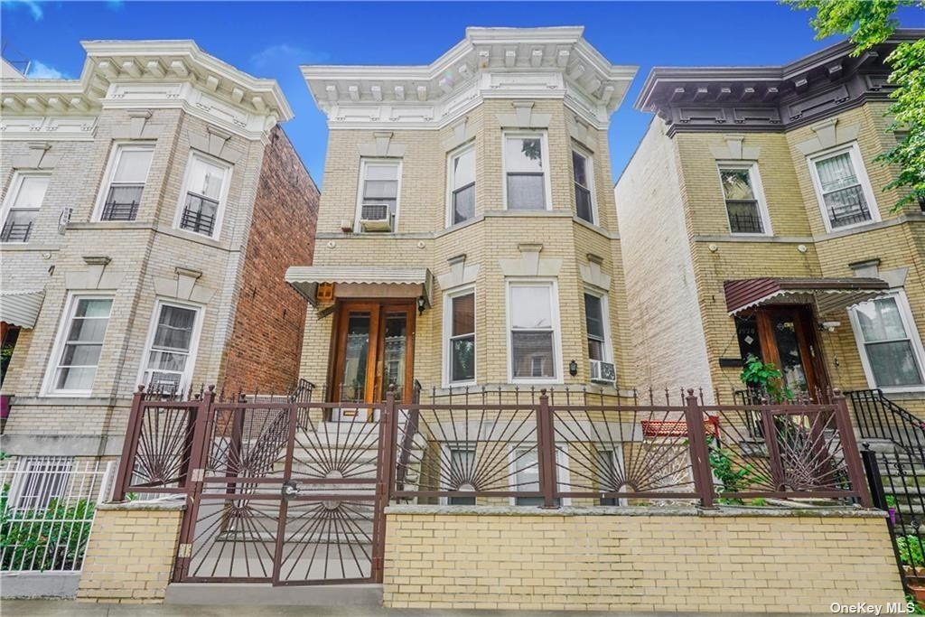 Property for Sale at 1940 Benedict Avenue, Bronx, New York - Bedrooms: 7 
Bathrooms: 3 
Rooms: 16  - $979,000