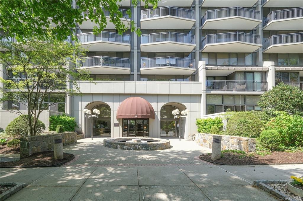 Rental Property at 15 Stewart Place 5B, White Plains, New York - Bedrooms: 2 
Bathrooms: 2 
Rooms: 4  - $3,800 MO.