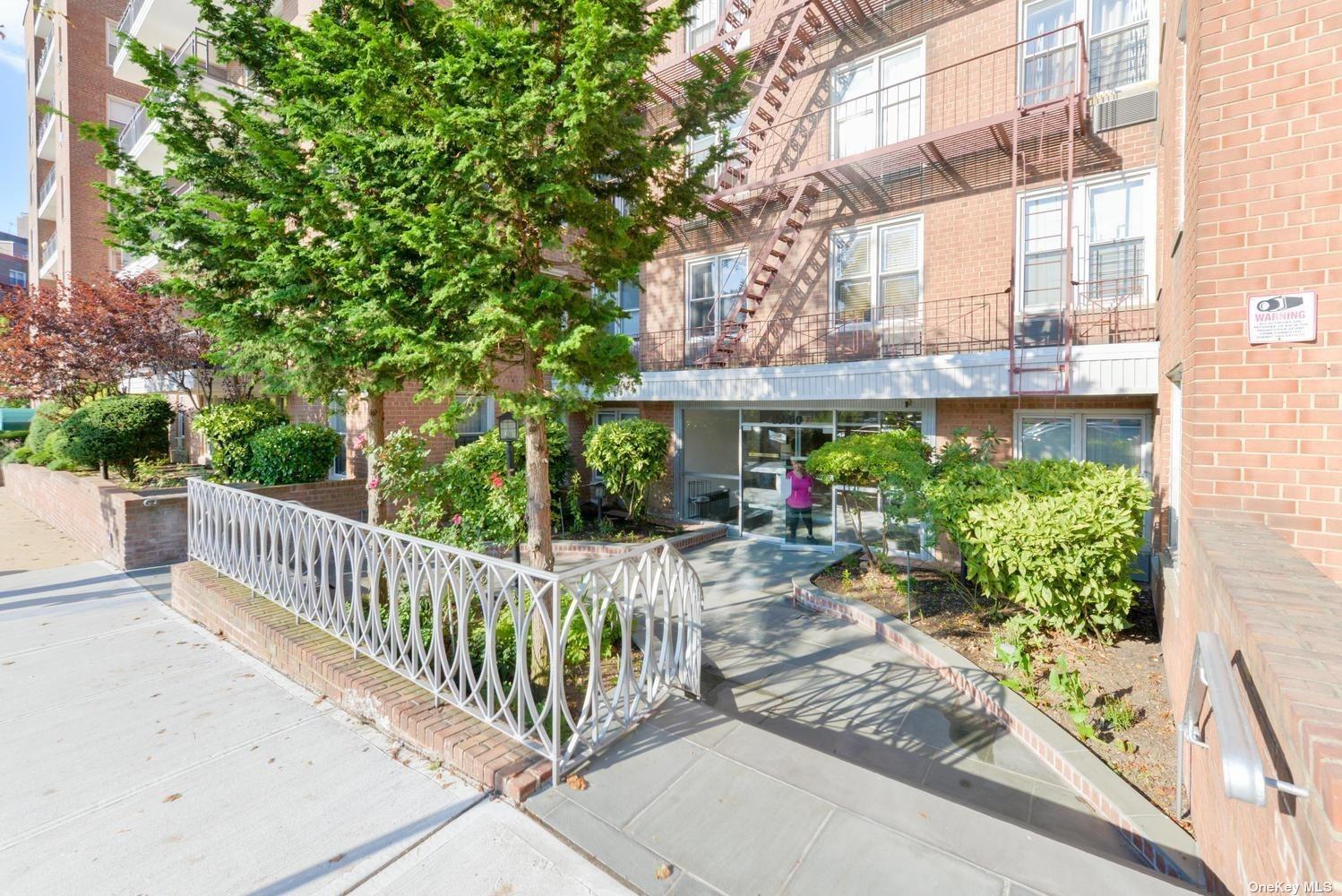 6750 Thornton Place 1M, Forest Hills, Queens, NY - 3 Bedrooms  
2 Bathrooms  
6 Rooms - 