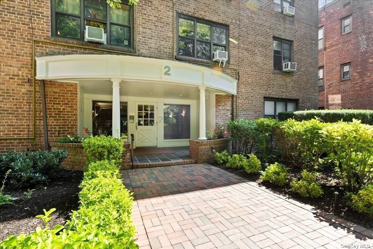 2 Townhouse Place #2K, Great Neck, New York image 1