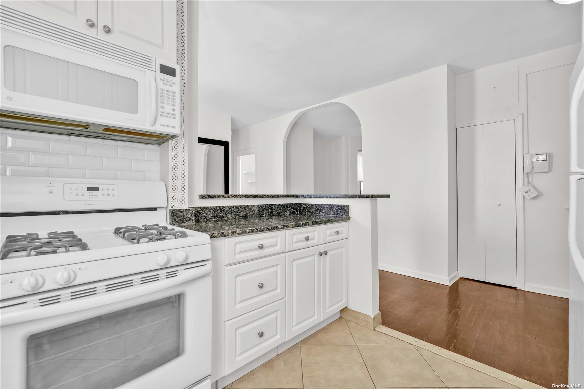 21-77 33rd St #3H, Astoria, New York image 3