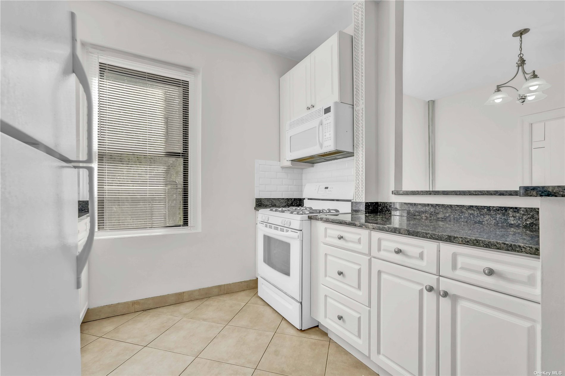 2177 33rd St 3H, Astoria, Queens, NY - 3 Bedrooms  
1 Bathrooms  
6 Rooms - 