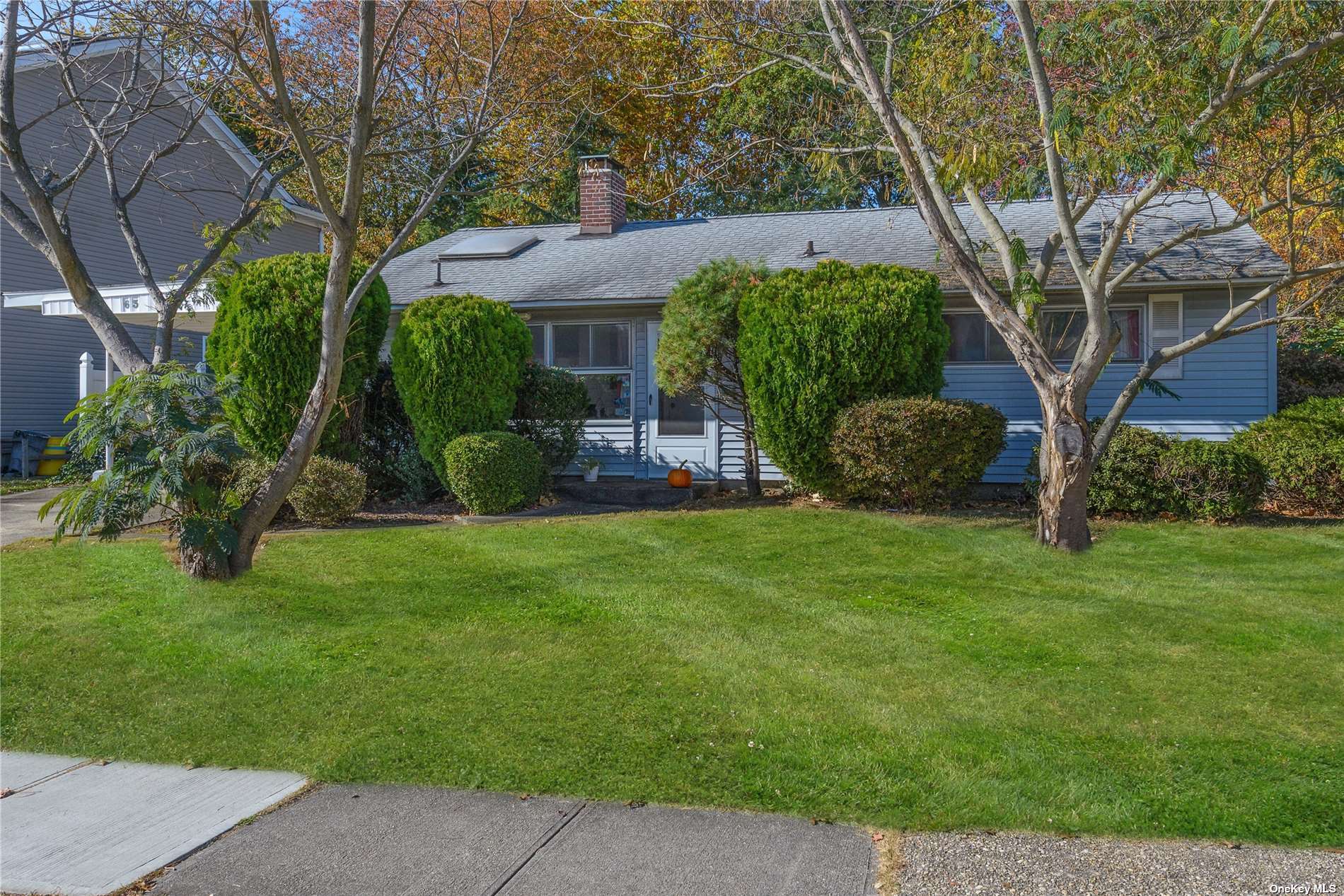 63 Southwood Circle, Syosset, New York image 1