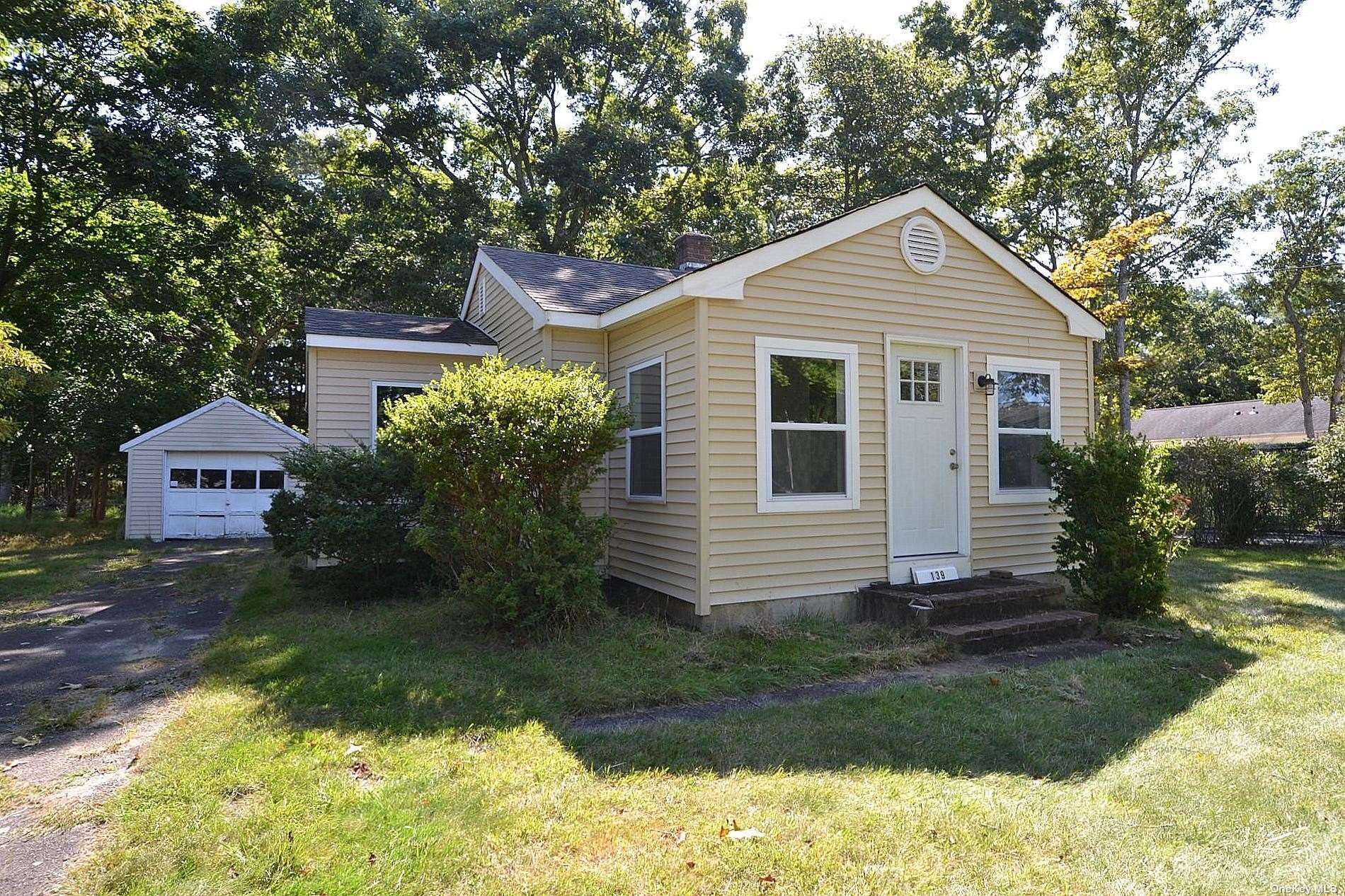 139 Belleview Avenue, Center Moriches, Hamptons, NY - 2 Bedrooms  
1 Bathrooms - 