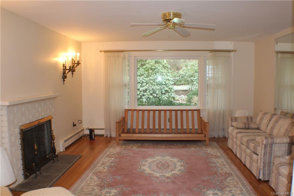 Photo 4 of 20 of 85 Hickory Lane house