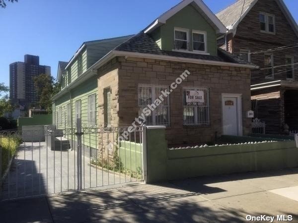 Property for Sale at 844 E 216 Street, Bronx, New York - Bedrooms: 8 
Bathrooms: 5 
Rooms: 16  - $999,000