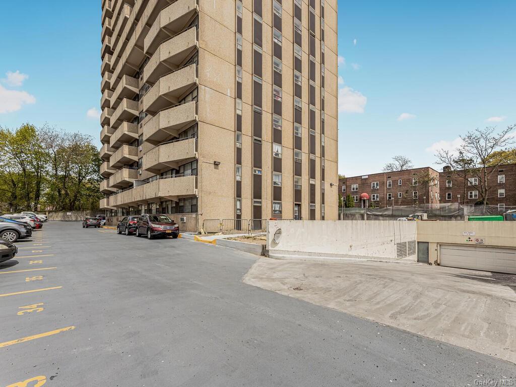 Photo 1 of 1523 Central Park Avenue 21E, Yonkers, New York, $329,000, Web #: 6304136