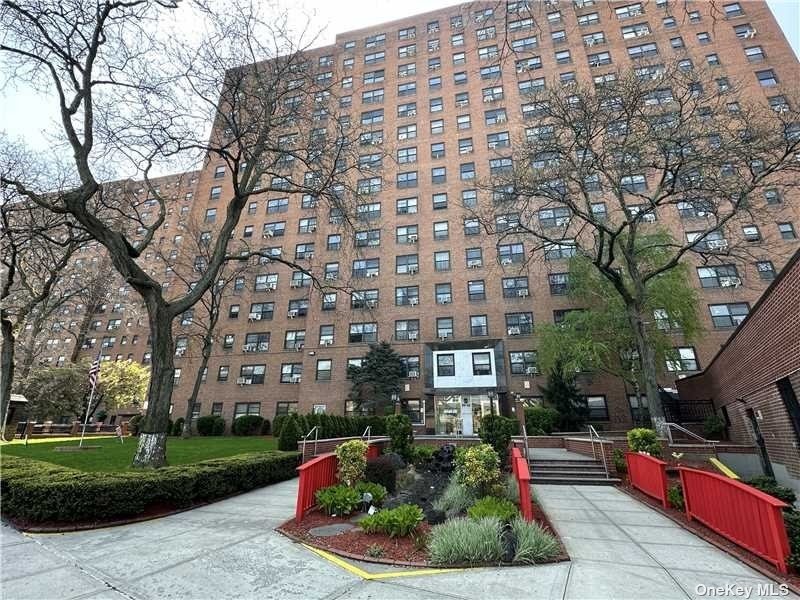 9940 63 Rd Rd 11L, Rego Park, Queens, NY - 2 Bedrooms  
1 Bathrooms  
6 Rooms - 