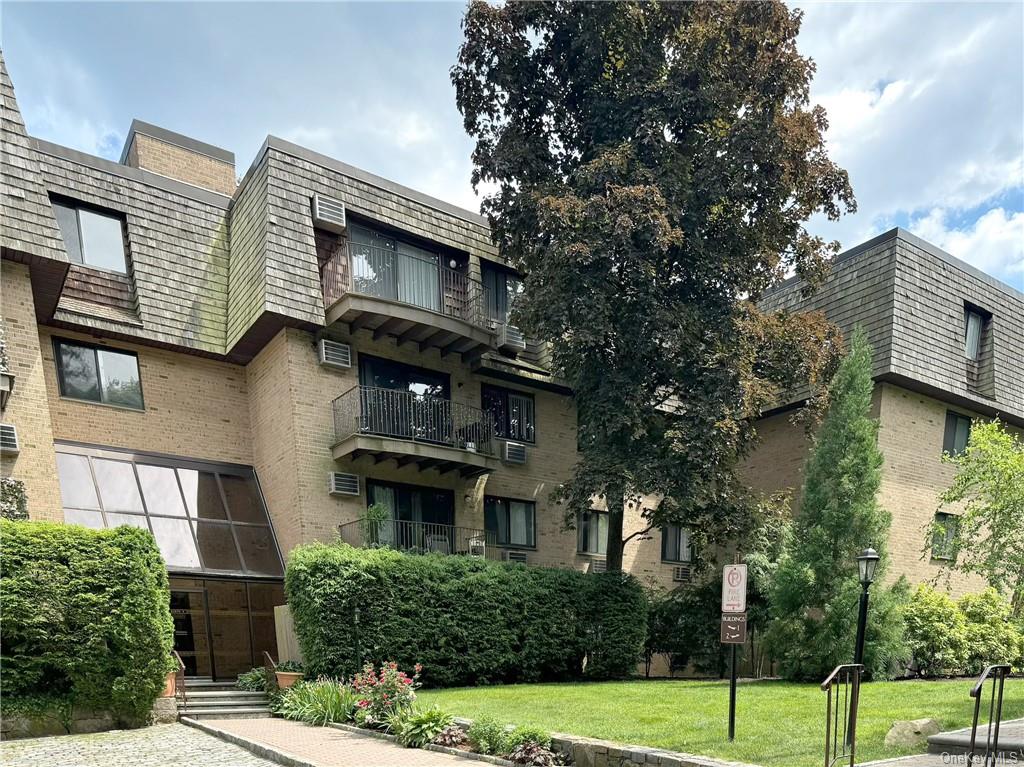 Rental Property at 500 Central Park Avenue 117, Scarsdale, New York - Bedrooms: 2 
Bathrooms: 2  - $3,950 MO.