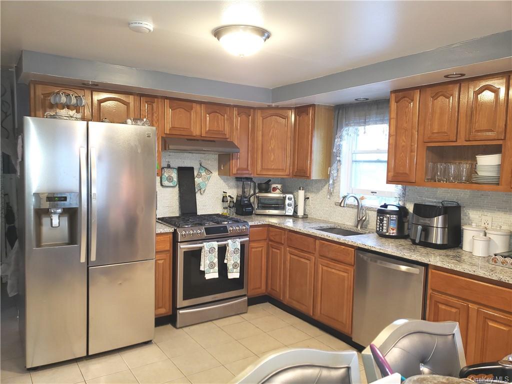 Rental Property at 44 5th Avenue, New Rochelle, New York - Bedrooms: 3 
Bathrooms: 2 
Rooms: 8  - $3,750 MO.