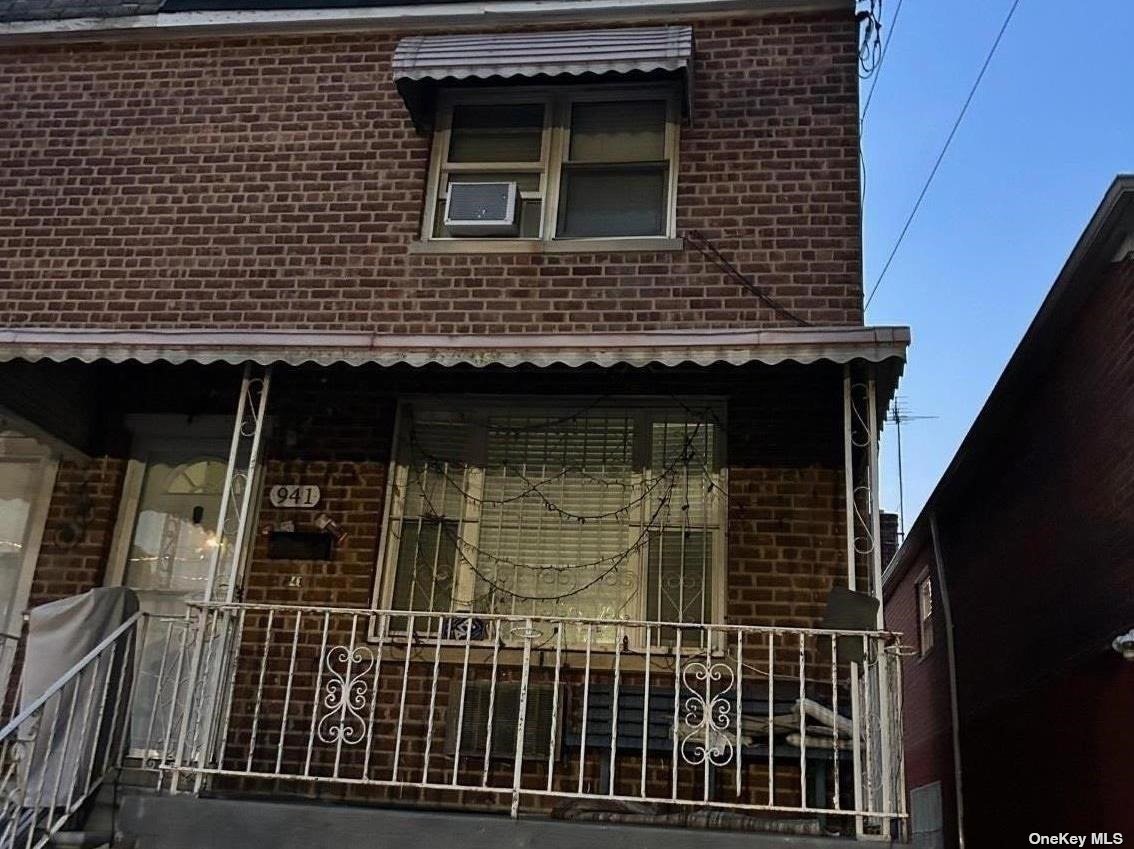 941 E 215th Street, Bronx, New York - 2 Bedrooms  
2 Bathrooms  
5 Rooms - 