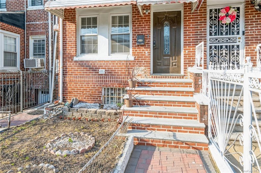 Property for Sale at 919 E 221st Street, Bronx, New York - Bedrooms: 5 
Bathrooms: 4 
Rooms: 14  - $649,000