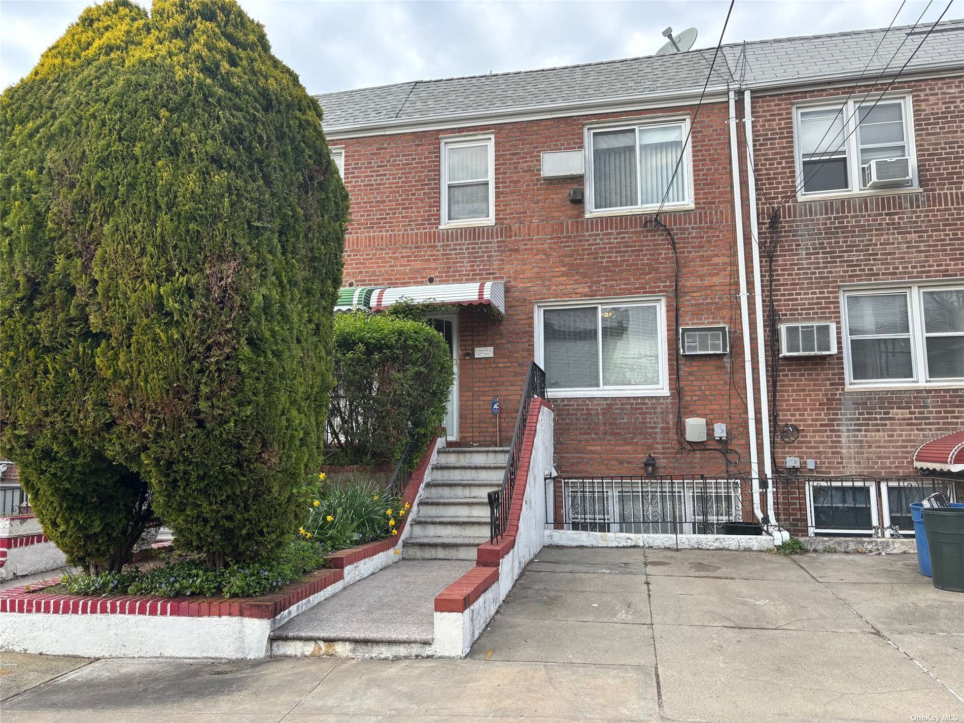 View Fresh Meadows, NY 11365 townhome