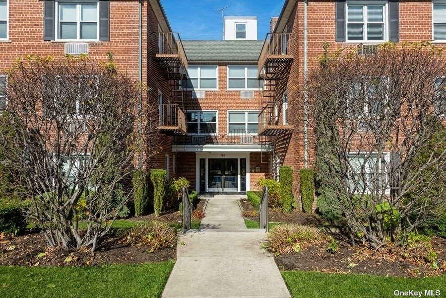 124 S Park Avenue #3M, Rockville Centre, New York image 2