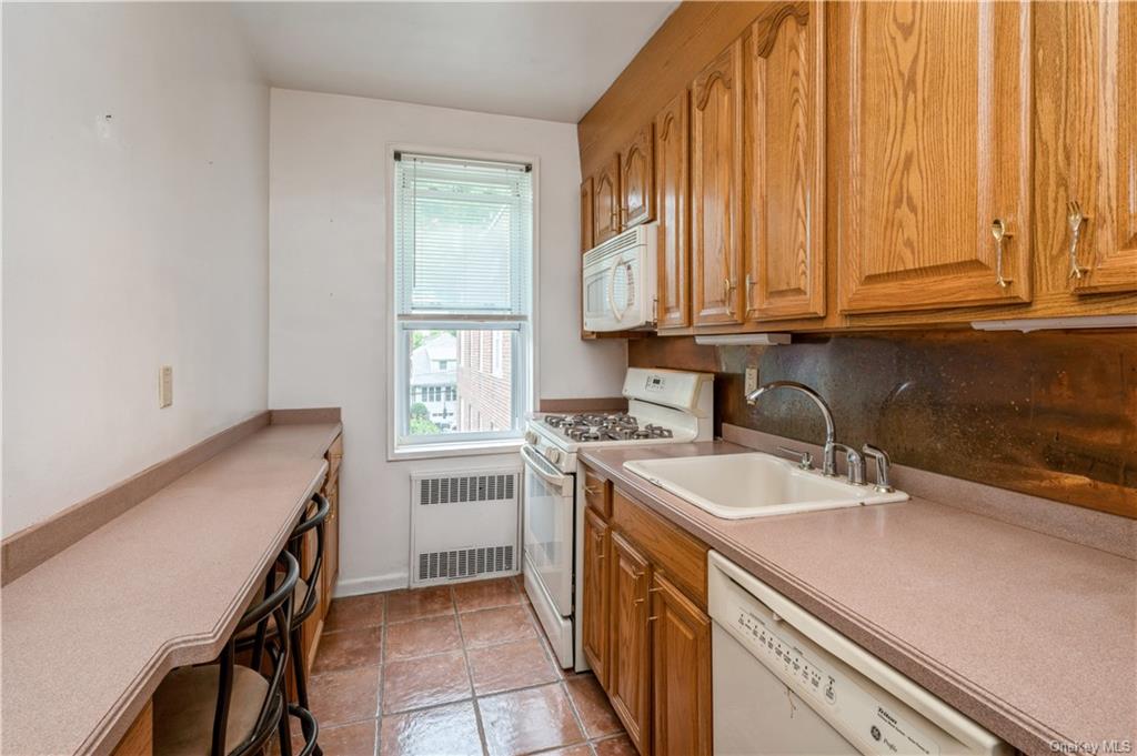 Photo 10 of 25 of 101 Old Mamaroneck Road 3A1 co-op property