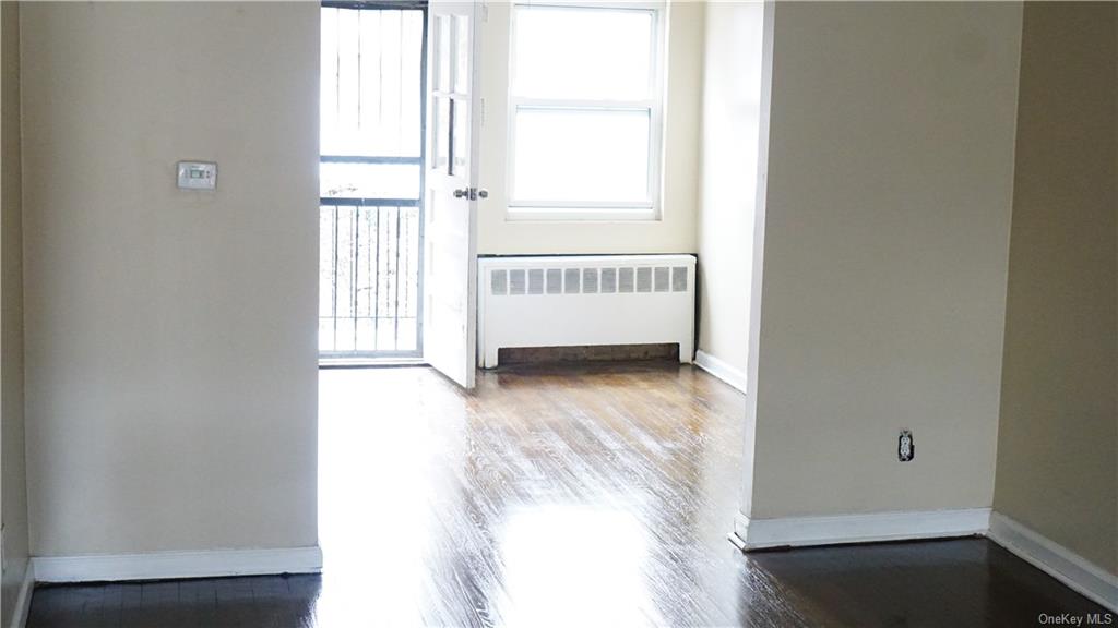 952224 Street Street, Bronx, New York - 3 Bedrooms  
2 Bathrooms  
9 Rooms - 