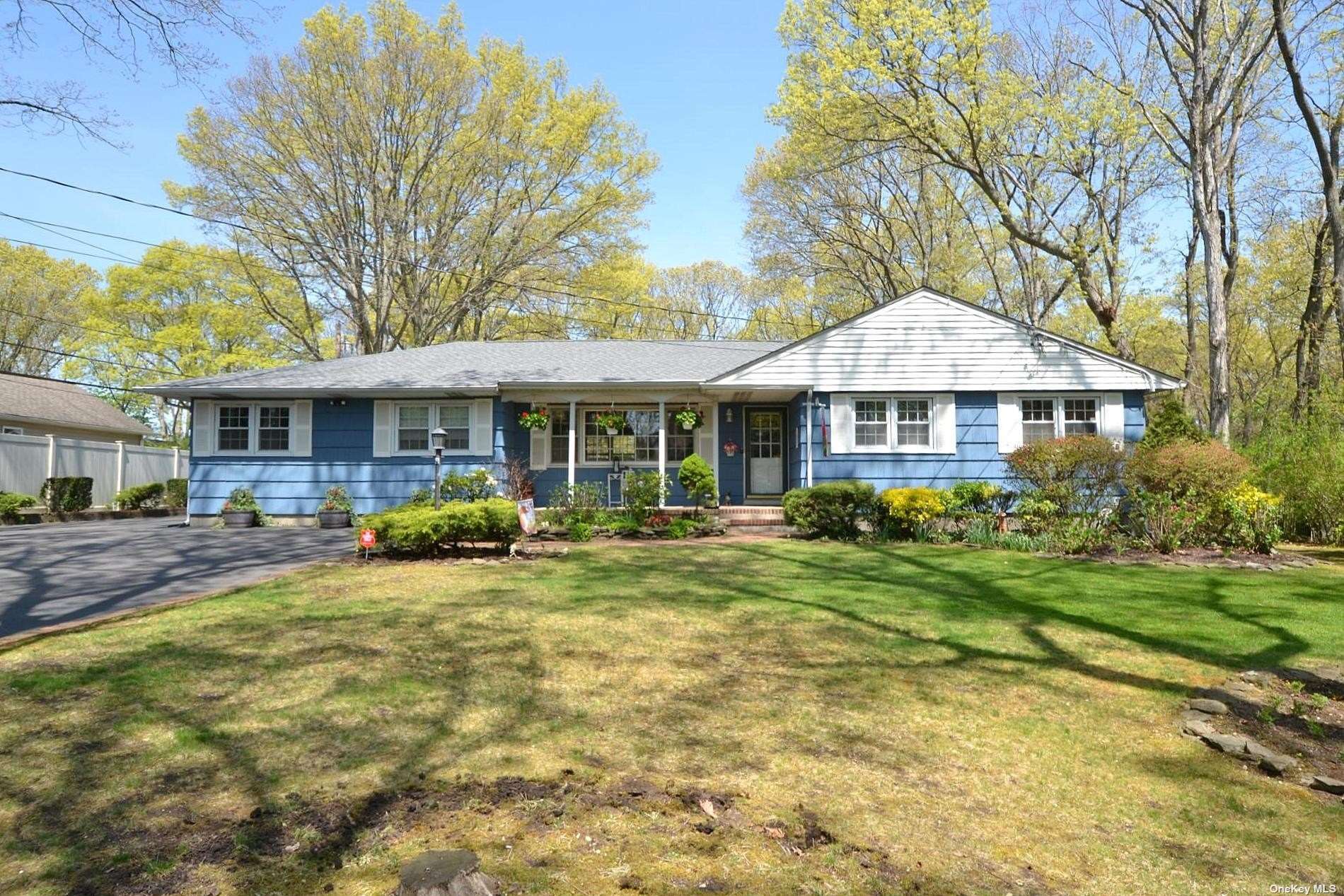 Property for Sale at 53 Astor Court, Commack, Hamptons, NY - Bedrooms: 5 
Bathrooms: 2  - $899,990