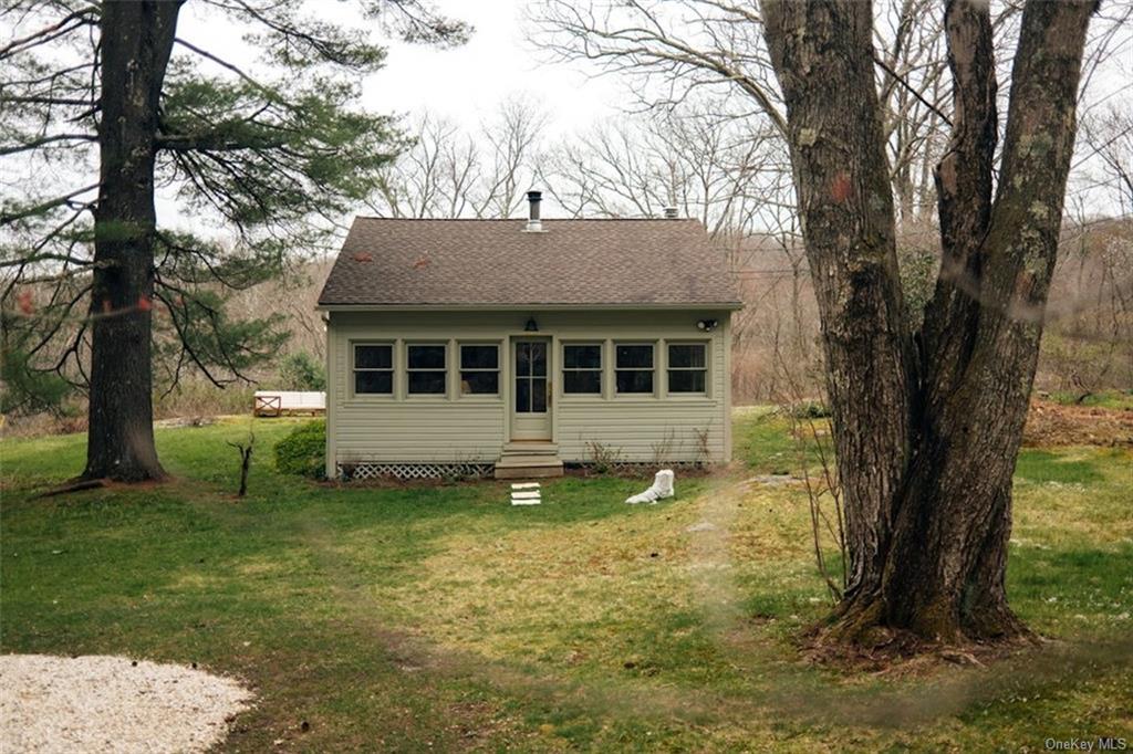 Rental Property at 146 S Quaker Hill Road, Pawling, New York - Bedrooms: 2 
Bathrooms: 2 
Rooms: 5  - $5,000 MO.