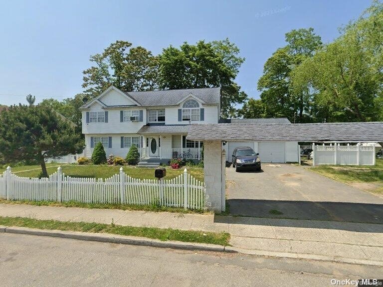 1728 N Gardiner Drive, Bay Shore, New York image 1