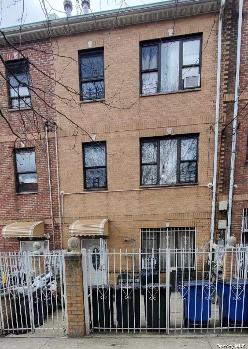 Property for Sale at 633 Barretto Street, Bronx, New York - Bedrooms: 8 
Bathrooms: 4 
Rooms: 14  - $1,050,000