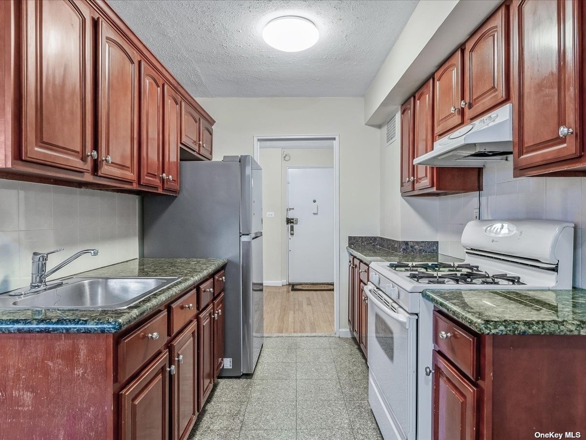 150th Place Place 2E, Flushing, Queens, NY - 2 Bedrooms  
2 Bathrooms  
5 Rooms - 