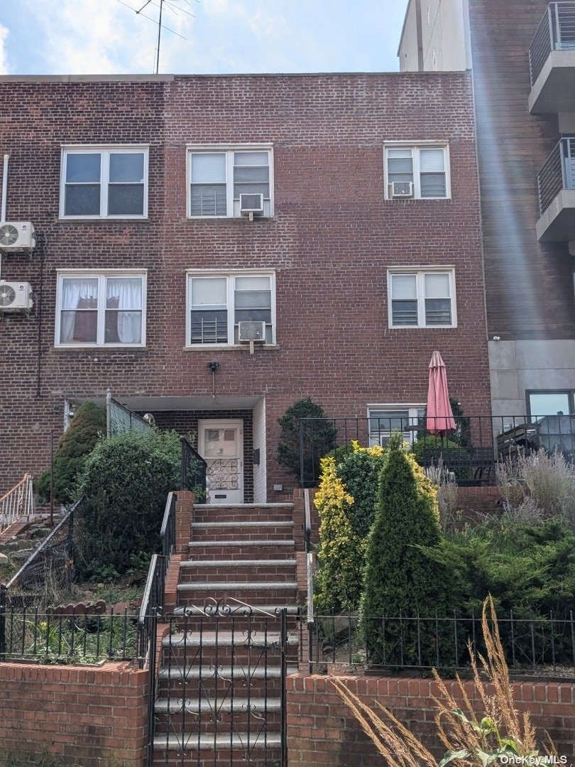 8634 Grand Avenue, Elmhurst, Queens, NY - 6 Bedrooms  
4.5 Bathrooms  
12 Rooms - 