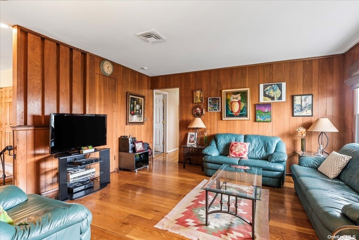 Lido Beach, New York 11561, United States, 6 Bedrooms Bedrooms, ,4 BathroomsBathrooms,Residential,Pending,87537