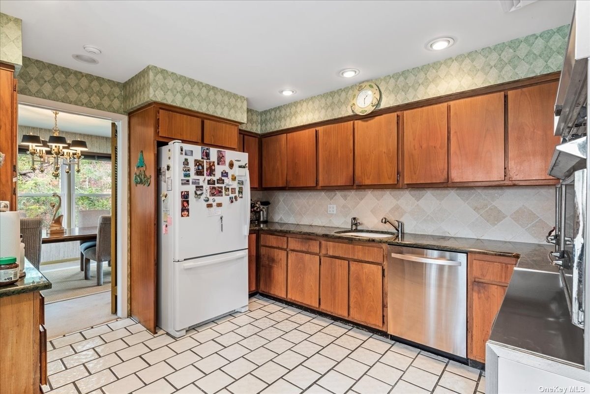 Lido Beach, New York 11561, United States, 6 Bedrooms Bedrooms, ,4 BathroomsBathrooms,Residential,Pending,87537