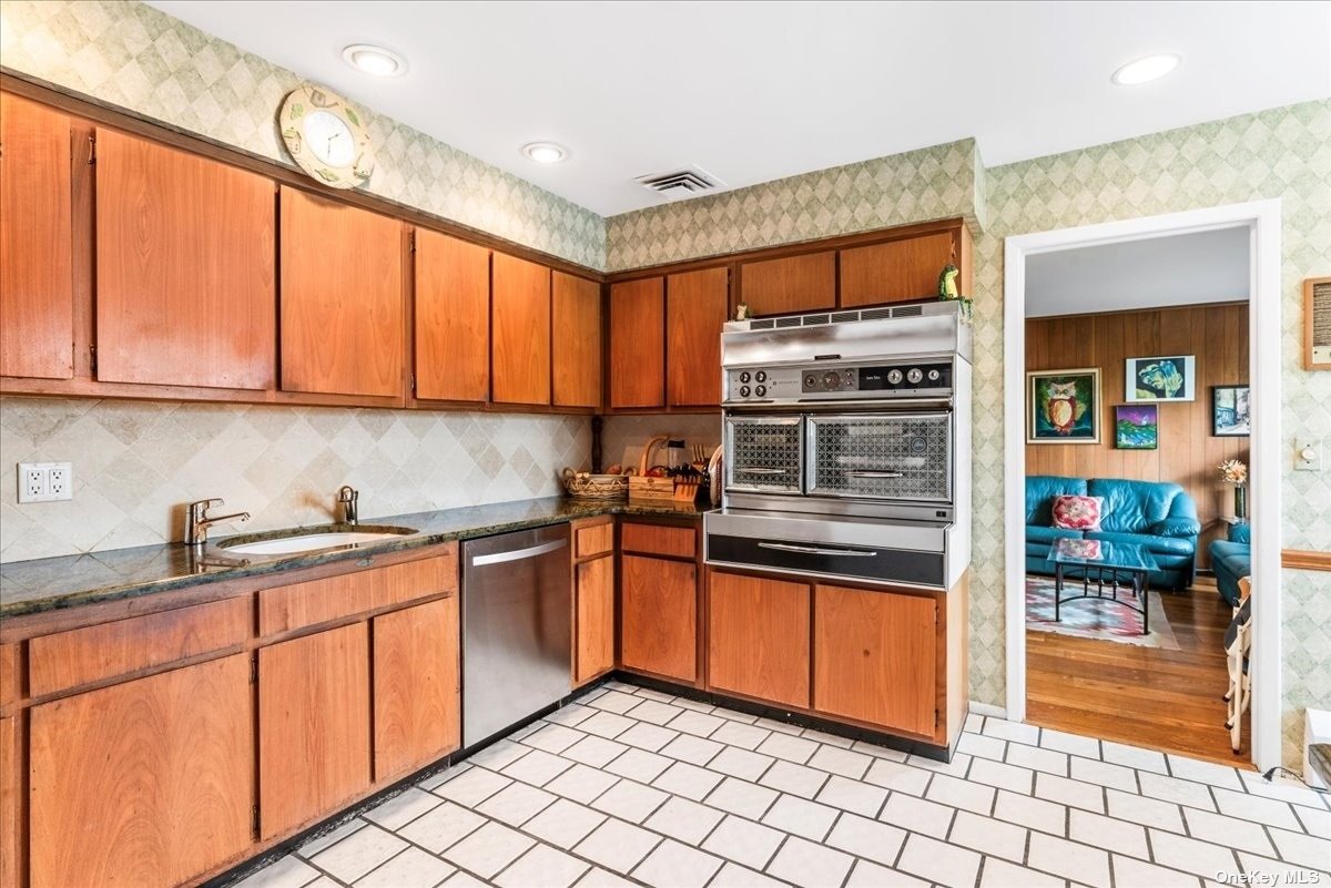 Lido Beach, New York 11561, United States, 6 Bedrooms Bedrooms, ,4 BathroomsBathrooms,Residential,Pending,87537