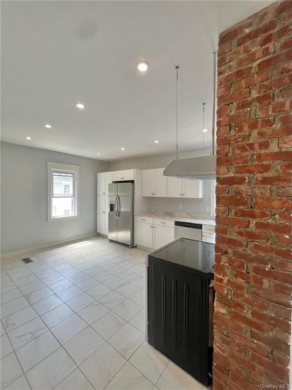 Rental Property at 10 Fox Terrace, Poughkeepsie, New York - Bedrooms: 3 
Bathrooms: 1 
Rooms: 5  - $2,000 MO.