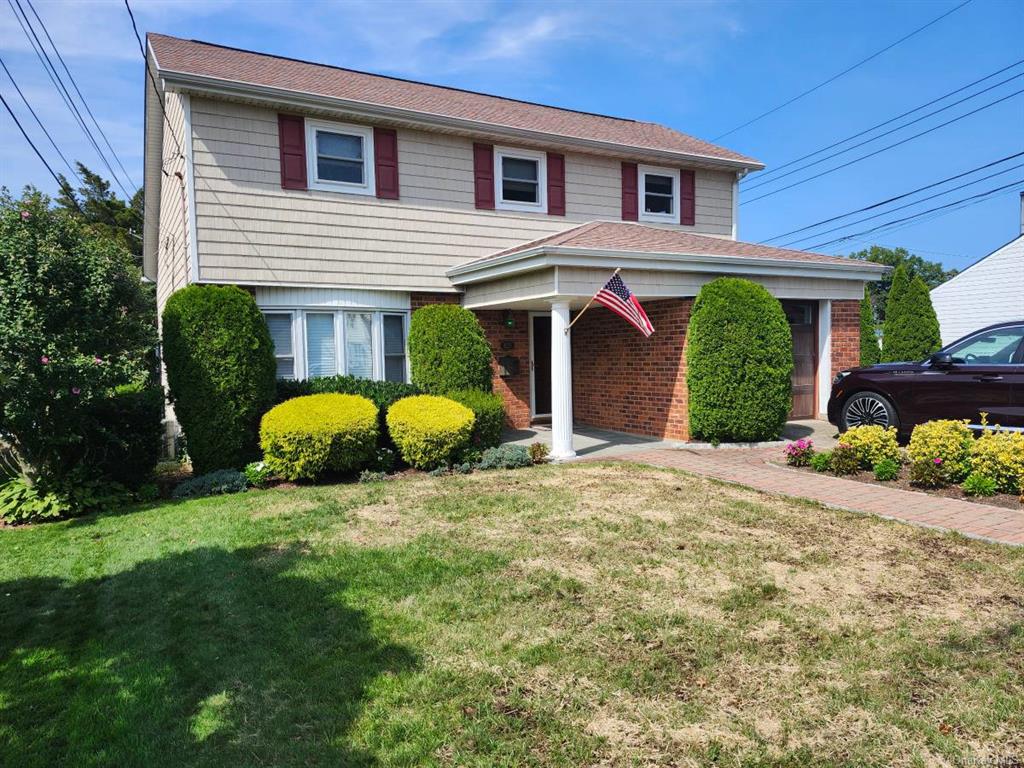 423 Bellevue Avenue, Yonkers, New York - 3 Bedrooms  
2 Bathrooms  
7 Rooms - 