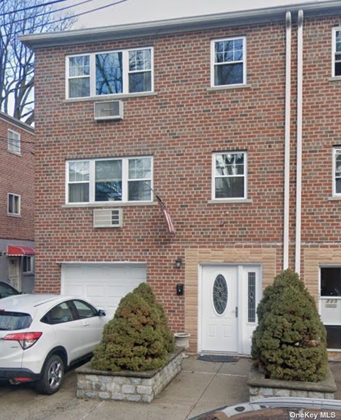 233 East 237th St 2, Bronx, New York - 3 Bedrooms  
1 Bathrooms  
4 Rooms - 