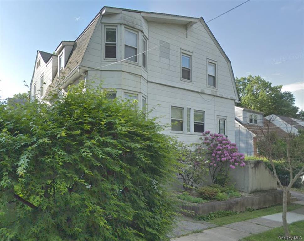 Rental Property at 428 River Avenue 1, Pelham, New York - Bedrooms: 3 
Bathrooms: 2 
Rooms: 10  - $4,400 MO.