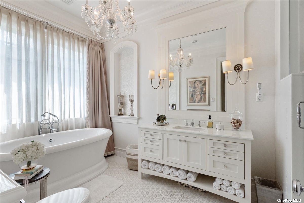 Lloyd Harbor, New York 11743, United States, 5 Bedrooms Bedrooms, ,8 BathroomsBathrooms,Residential,Pending,29456