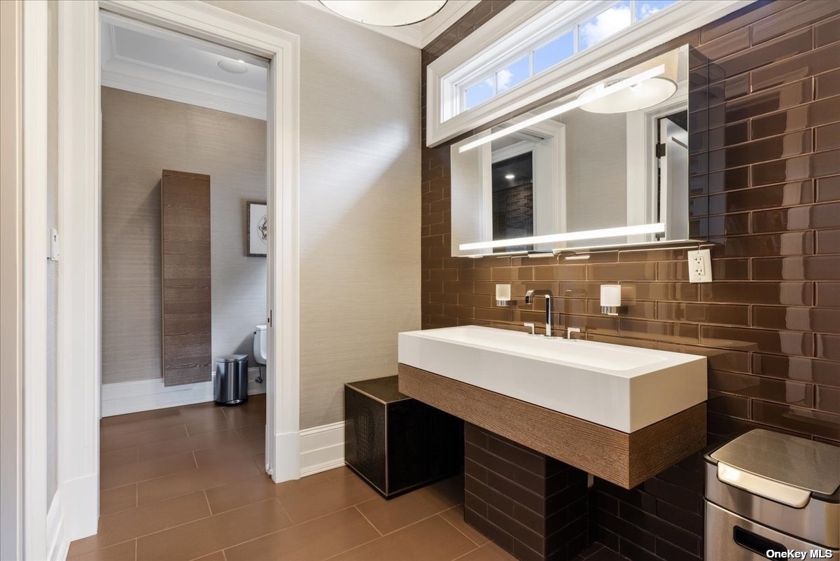 Lloyd Harbor, New York 11743, United States, 5 Bedrooms Bedrooms, ,8 BathroomsBathrooms,Residential,Pending,29456