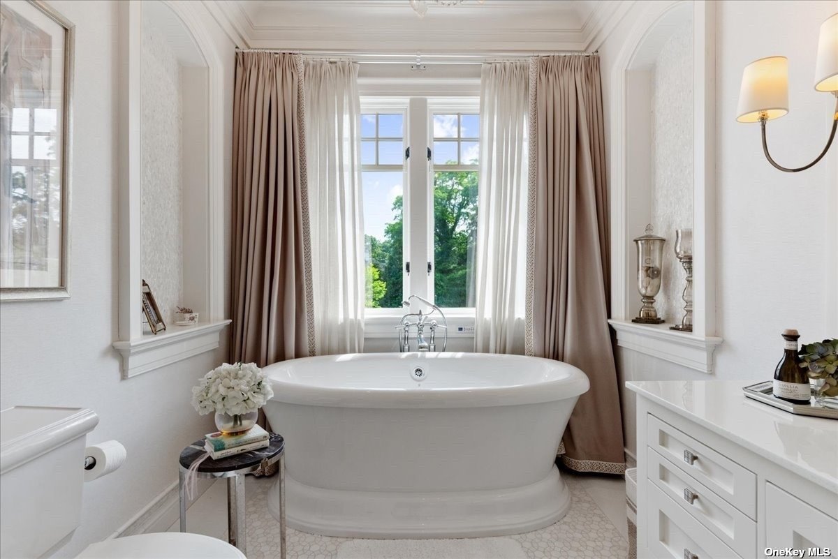 Lloyd Harbor, New York 11743, United States, 5 Bedrooms Bedrooms, ,8 BathroomsBathrooms,Residential,Pending,29456