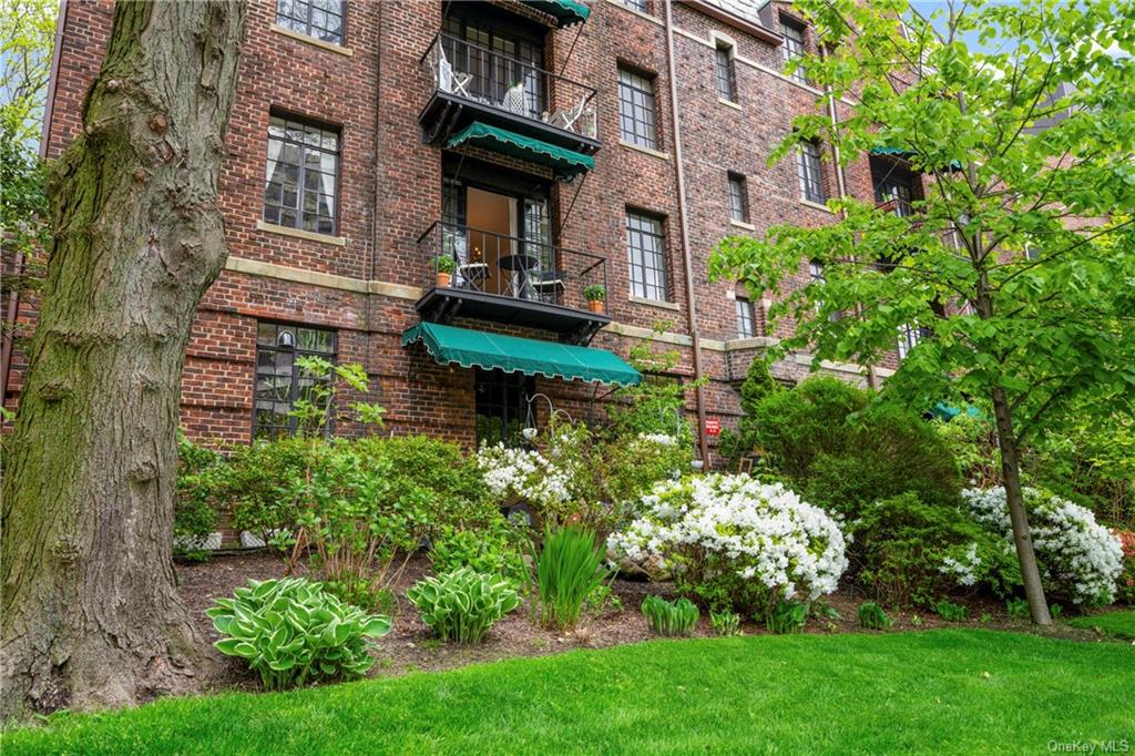 20 N Broadway A-201, White Plains, New York - 2 Bedrooms  
1 Bathrooms  
5 Rooms - 