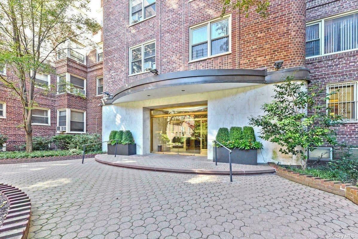 Property for Sale at 6861 Yellowstone Boulevard 318, Forest Hills, Queens, NY - Bedrooms: 2 
Bathrooms: 1 
Rooms: 5  - $485,000