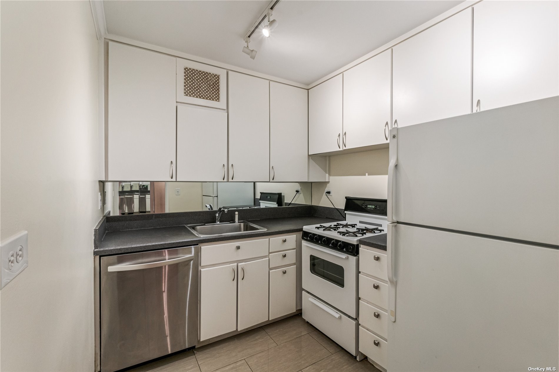 17-85 215th Street #3K, Bayside, New York image 5