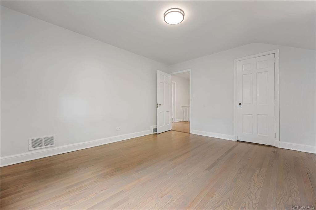 White Plains, New York 10604, United States, 4 Bedrooms Bedrooms, ,2 BathroomsBathrooms,Residential,Pending,54196