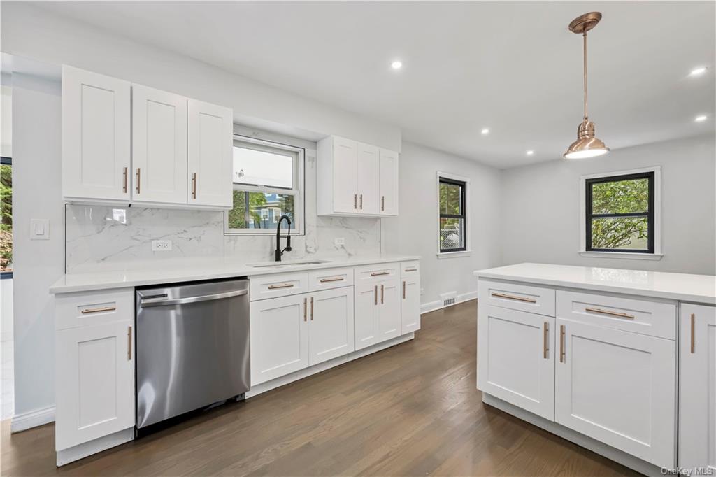 White Plains, New York 10604, United States, 4 Bedrooms Bedrooms, ,2 BathroomsBathrooms,Residential,Pending,54196