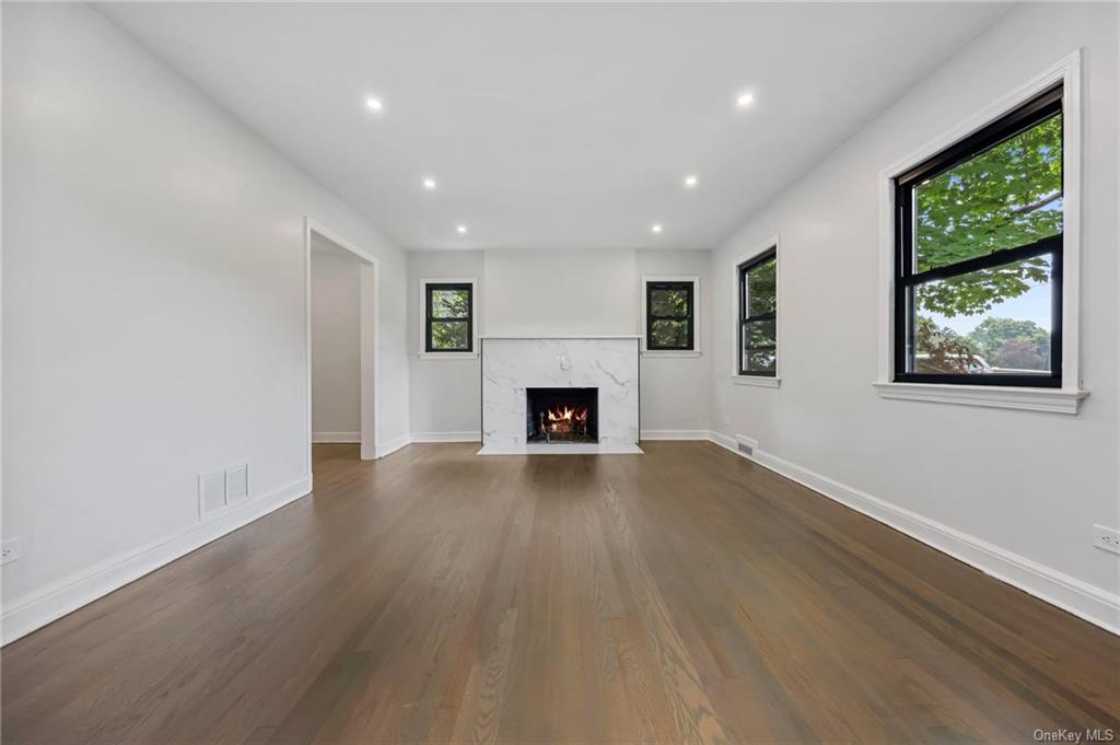 White Plains, New York 10604, United States, 4 Bedrooms Bedrooms, ,2 BathroomsBathrooms,Residential,Pending,54196