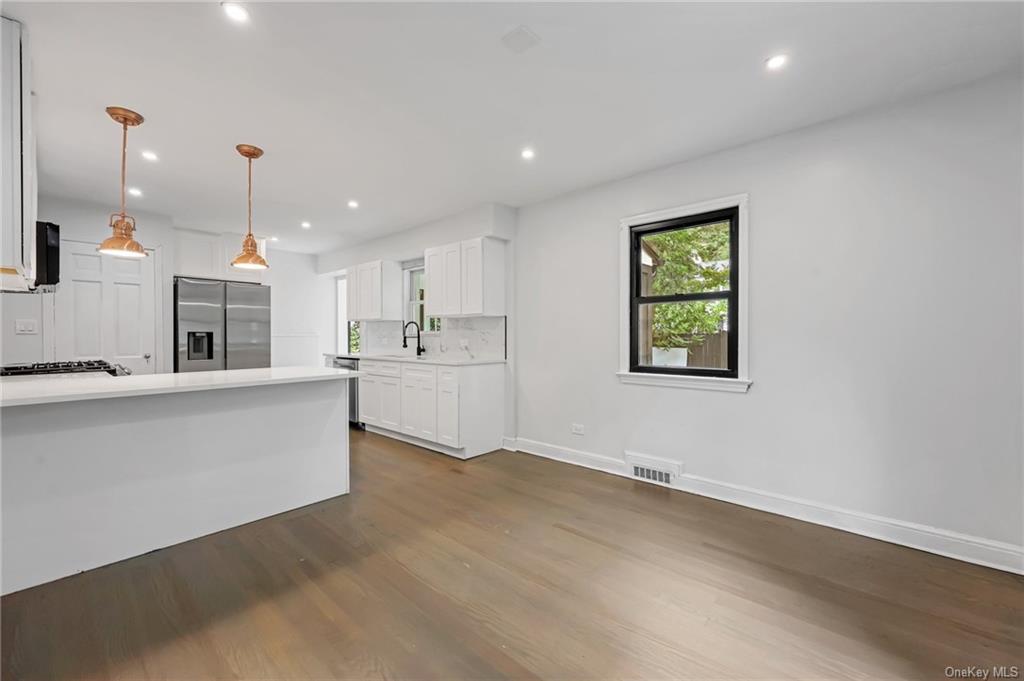 White Plains, New York 10604, United States, 4 Bedrooms Bedrooms, ,2 BathroomsBathrooms,Residential,Pending,54196